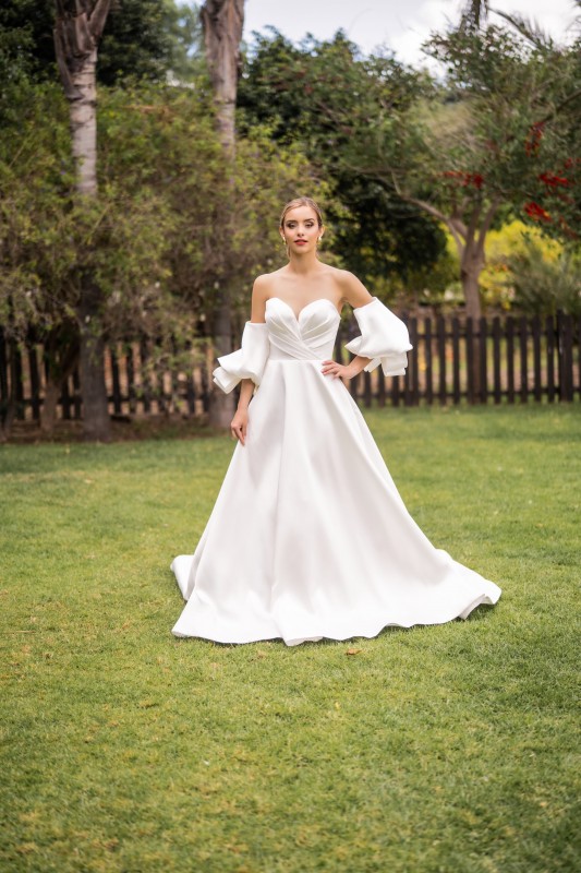 Robe de mariée bustier drapé de style princesse en mikado de marque Loré modèle 4WY01 près de Martigues